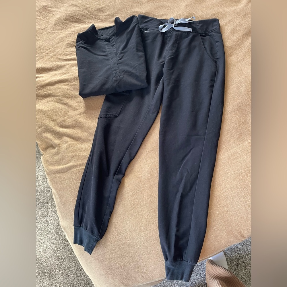 Figs black. XS Zamora jogger and XXS Rafaela top